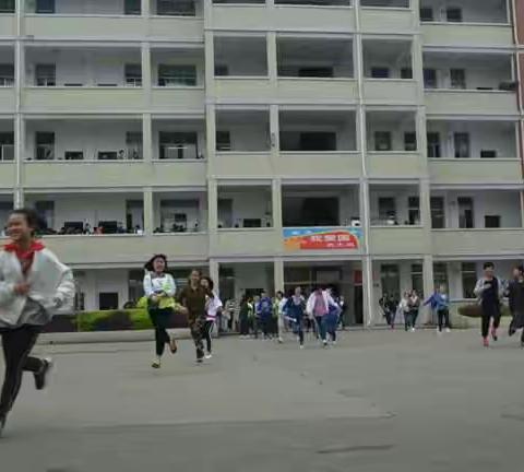 “安全大练兵，未雨先绸缪”——卢峰镇中学开展紧急疏散大演练