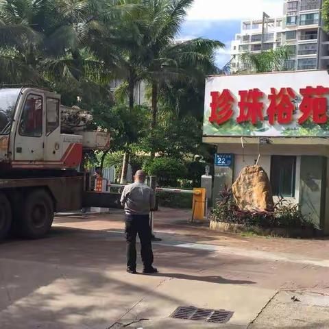 海甸中队对六东路违规广告牌及户外设置物进行拆除。