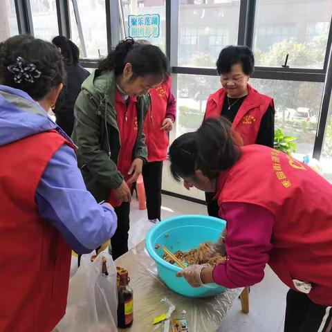 春风送暖，爱满邻里——法士特社区志愿者为高龄独居老人包饺子
