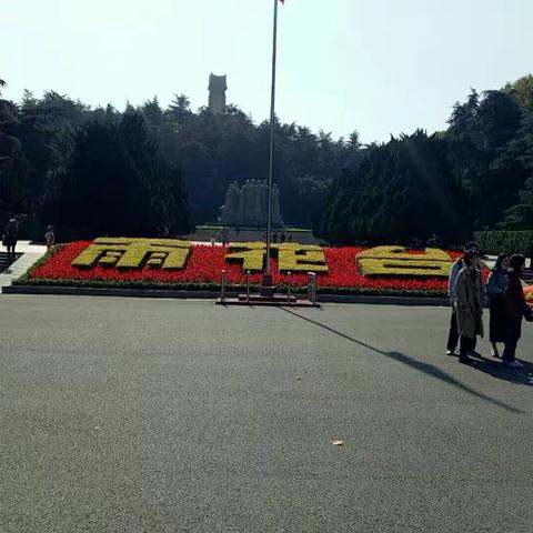 缅怀先烈，情寄雨花