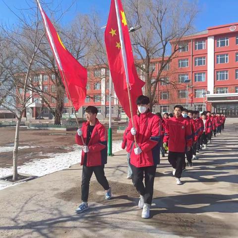 学雷锋，见行动——清理学校周边小广告纪实