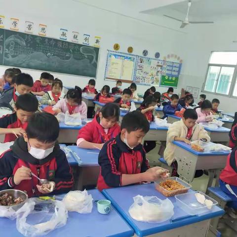 三(1)智趣金小   劳动最美——包饺子比赛