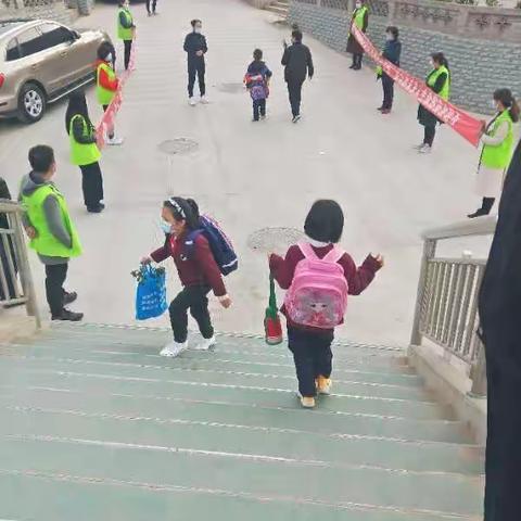 今天，我们开学啦！久违了，校园！徽县实验小学一年级（14）班开学的第一天剪影