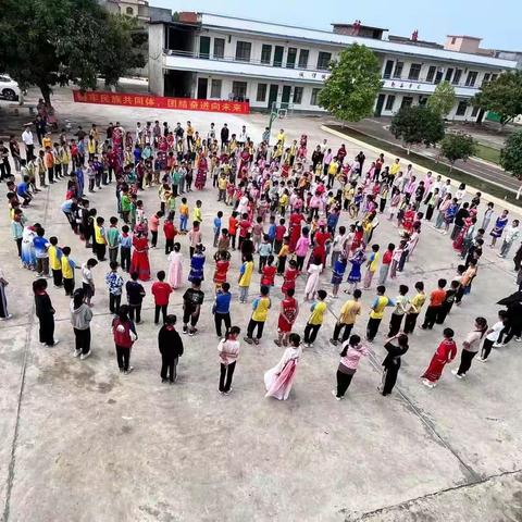 民族团结我同行  各族师生一家亲