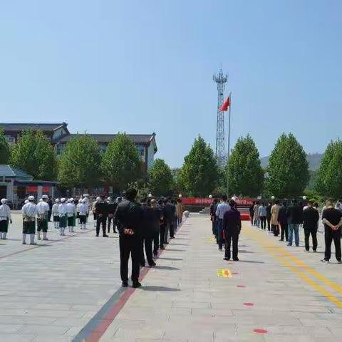 疫情防控、决战中考，城关中学临时党支部党员升国旗集体宣誓