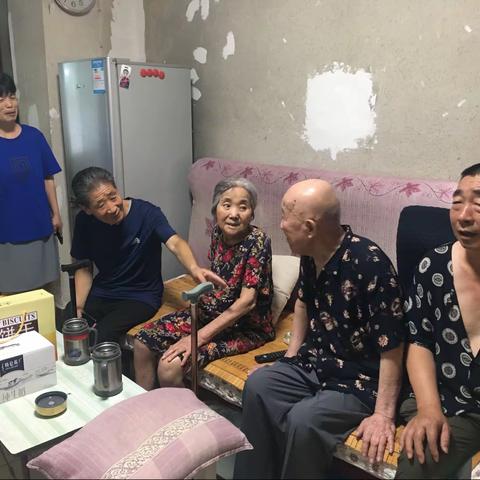 庆华社区第六党总支慰问困难党员