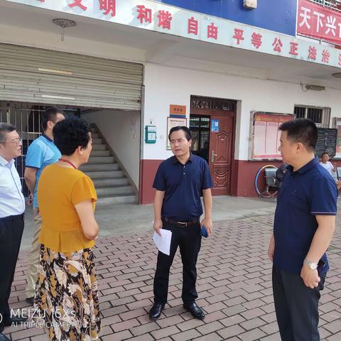 创文办进庆华社区检查创建文明城市工作情况