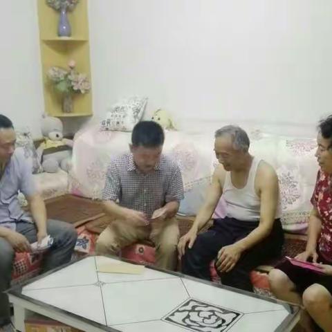 洪庆街道党工委“七一”慰问庆华社区党支部困难党员（副本）