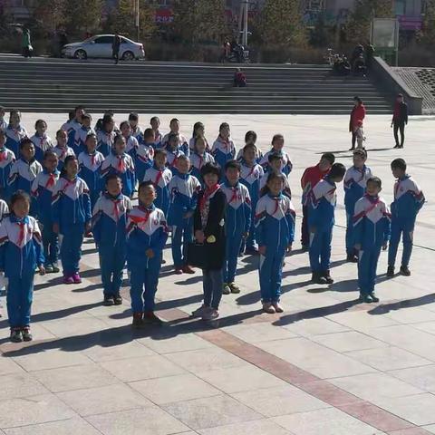 武川县第二小学“缅怀先烈  秉承遗志”清明节祭扫活动教师风采