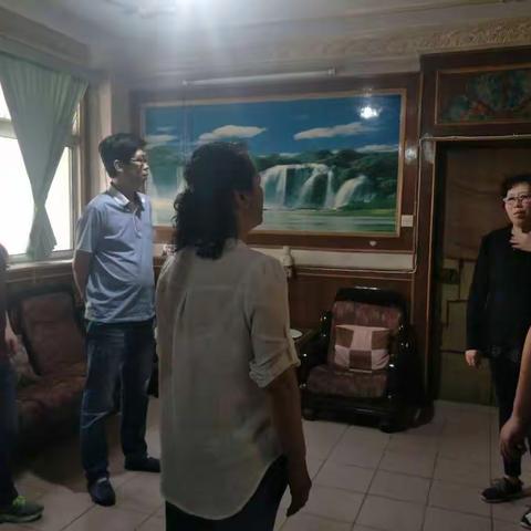为落实党建“1369”工程，在母亲节来临之际，南关办事处计生协到七一社区慰问失独家庭。