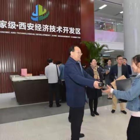 经开区党工委副书记苏俊良“扶贫日”向群众宣传党的扶贫方略