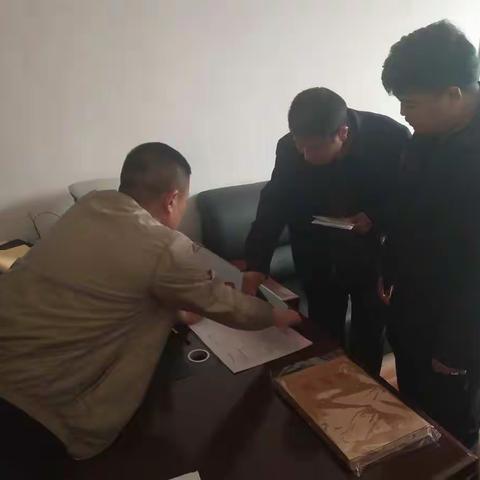 泾渭国土局工作人员与邓家塬村委会协调众邦项目内临建拆除事宜