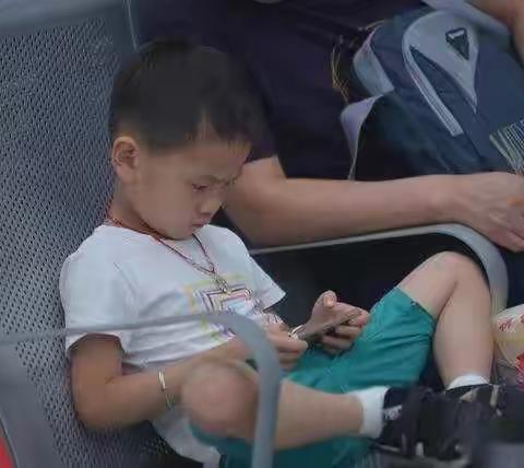 “妈妈，我能玩一下手机吗？”不同的答复，决定孩子的未来！