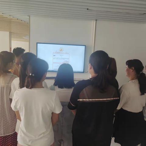 凤凰岭街道新城社区党委组织学习《乌海市住宅物业管理条例发布》