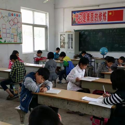 长桥镇凌堂小学期中考试，同学们井然有序地参加各门学科的考试，考场纪律严肃，学生答题认真！