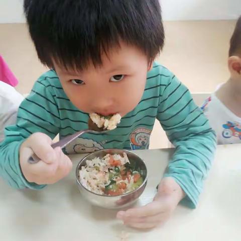 亲爰的家长们看看今天你们的宝贝在幼儿园的快乐时光