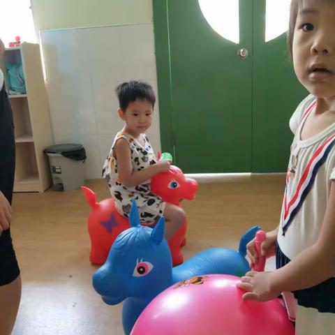 亲爰的，增城新塘文轩幼儿园的家长，你们好，你们的宝贝们，这一周在我们幼儿园的成长🎈🎄🌴🌻🌞