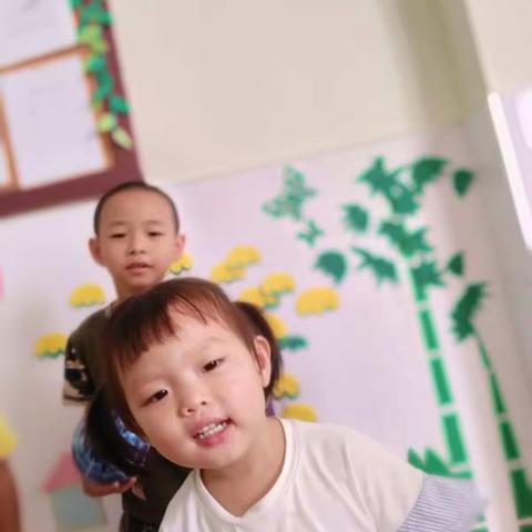 看看文轩幼儿园这两天试读的小朋友和老师的的快乐，感恩家长的信任和支持，老师你们辛苦了，希望你们做得更。