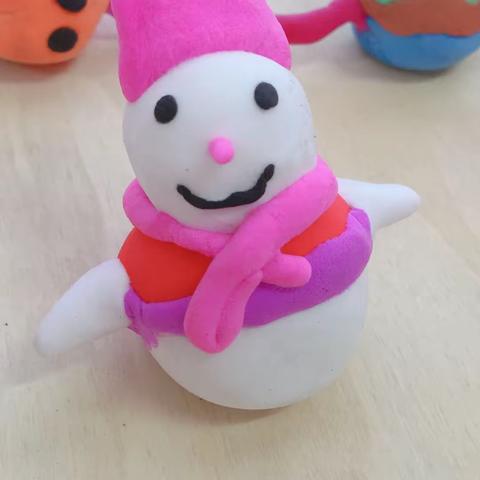 赵庄镇中心小学美术兴趣组～孟园园    雪人的世界