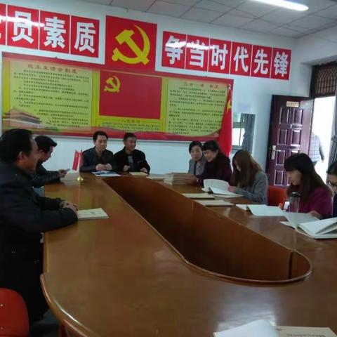 阜寨初中召开专题会议传达《复课反馈会》精神 安排部署复课工作