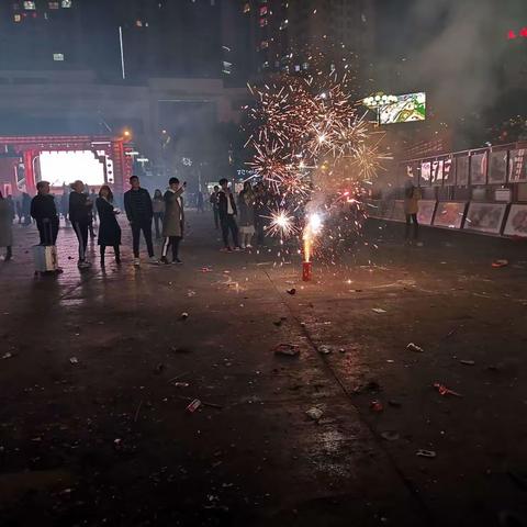 烟花虽美，安全第一，旬阳消防元宵夜守护平安