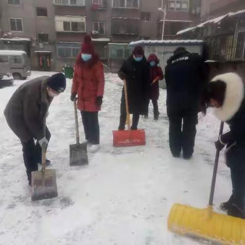 八纬路小学教师迎战风雪共抗疫情