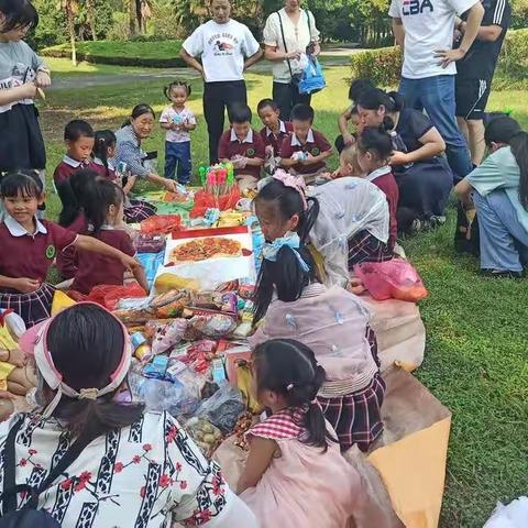 （走进秋天，寻找秋天的秘密）龙虎塘实验小学小白鸽中队，一（10）班。