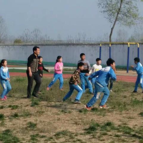 常乐集镇任庄小学四年级的足球课