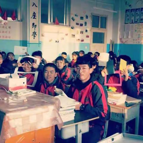 我们的主题：说英语，讲英语！哪怕是蹩脚的一句话，也要大胆从容的讲出来！English corner全班总动员👏👏