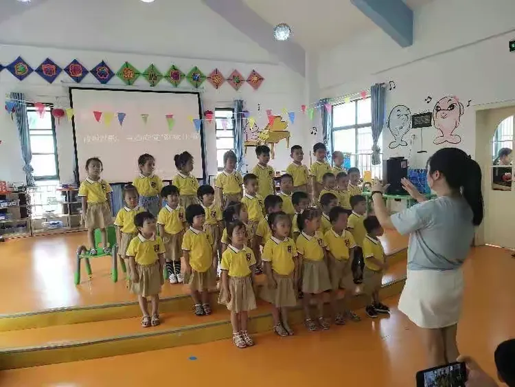 宁乡市格林幼儿园"传唱红歌,童心向党"歌咏比赛