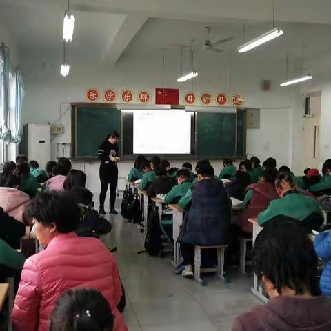 齐心协力共交流，听课评课促成长――第二实验小学六年级数学组听课活动