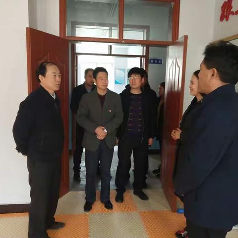 区委常委、政府副区长孙明亮同志和教育局副局长赵百军同志一行深入五马九年制学校检查开学工作