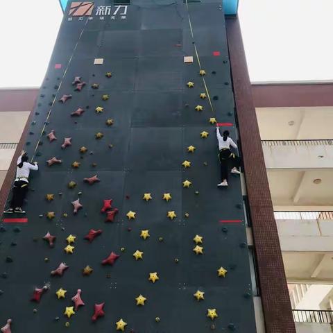 岩壁芭蕾舞金秋，攀岩问高出王者                       ——2020年天骄小学教职工攀岩体验赛