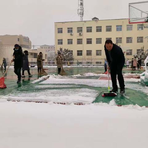 扫雪护安全，情暖满校园—义马市狂口学校开展清冰除雪活动