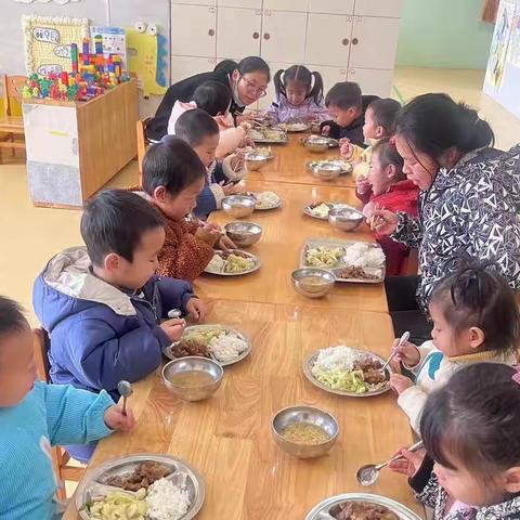 不负时光，“食”刻陪伴——叠山中心幼儿园家长陪餐活动