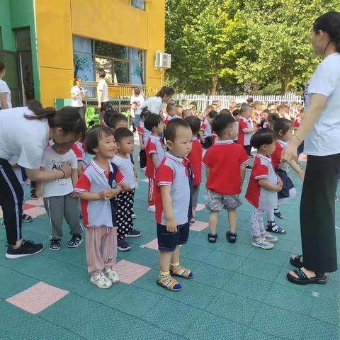 嘉合园小区幼儿园托班组“六一季”自理能力大比拼