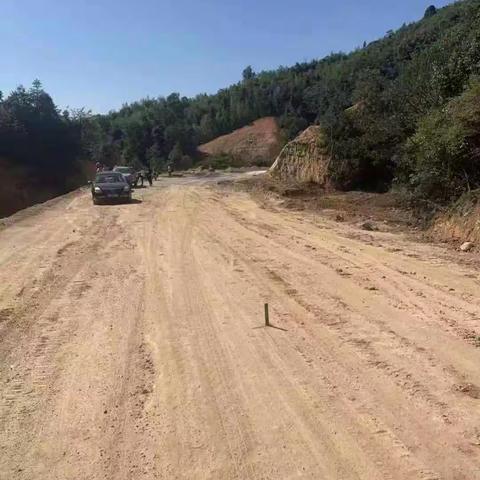 县交通运输局组织上花线公路项目路基验收