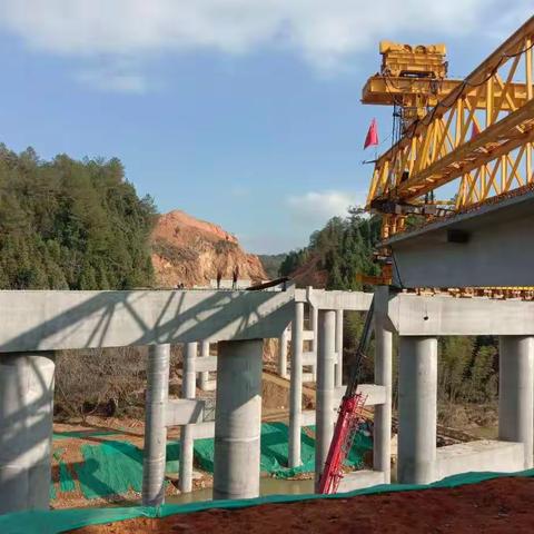 莆炎高速建宁西互通连接线项目开始架设梁片