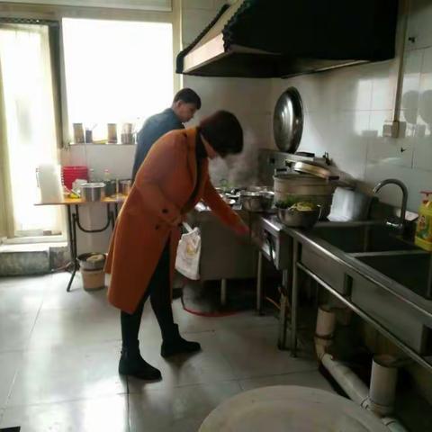 “三城联创”安泰社区针对沿街商铺进行安全检查