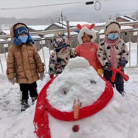 “我和雪人有个约会”正大幼乐园堆雪人活动