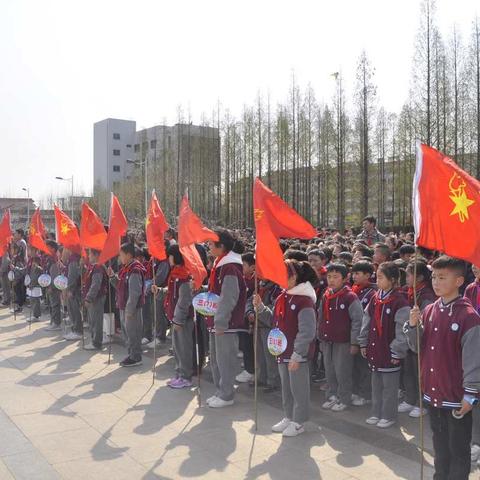 缅怀先烈精神  做新时代好队员    新安镇中心小学清明扫墓暨入队仪式