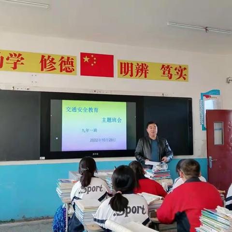 乘车走路有保障      交通安全记心间