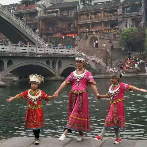 跟着冲锋去旅行，一行人高高兴兴去，平平安安回来。希望下次还有机会一块出行！