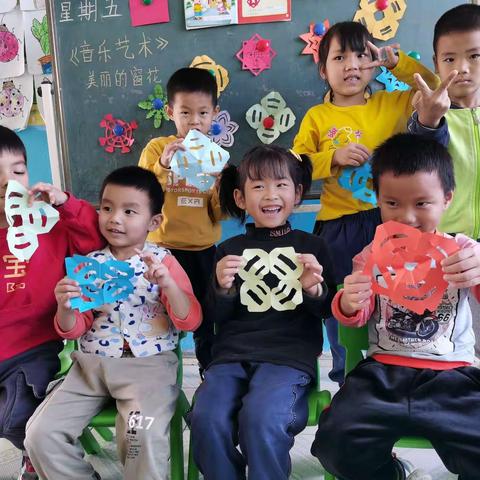 手工活动：巧手剪窗花，笑语迎新年