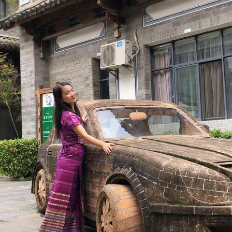 美女与“豪车”