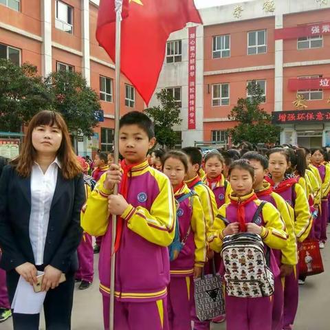 先烈精神永放光芒……五一班清明节祭扫烈士陵园