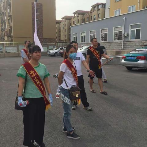 中国工商银行辽阳新运支行自愿者除草公益活动