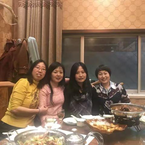 曾经的青葱岁月，我们一起走过，如今的年近半百，我们依然在一起。