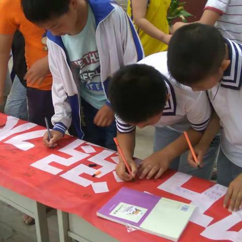 5月31日下午，示范区夏营小学举行师生签名防溺水活动