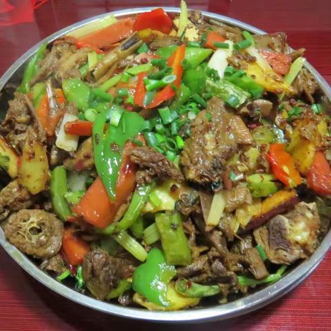 菜名：白毛浮绿水 红掌拨清波 ------干锅鸭